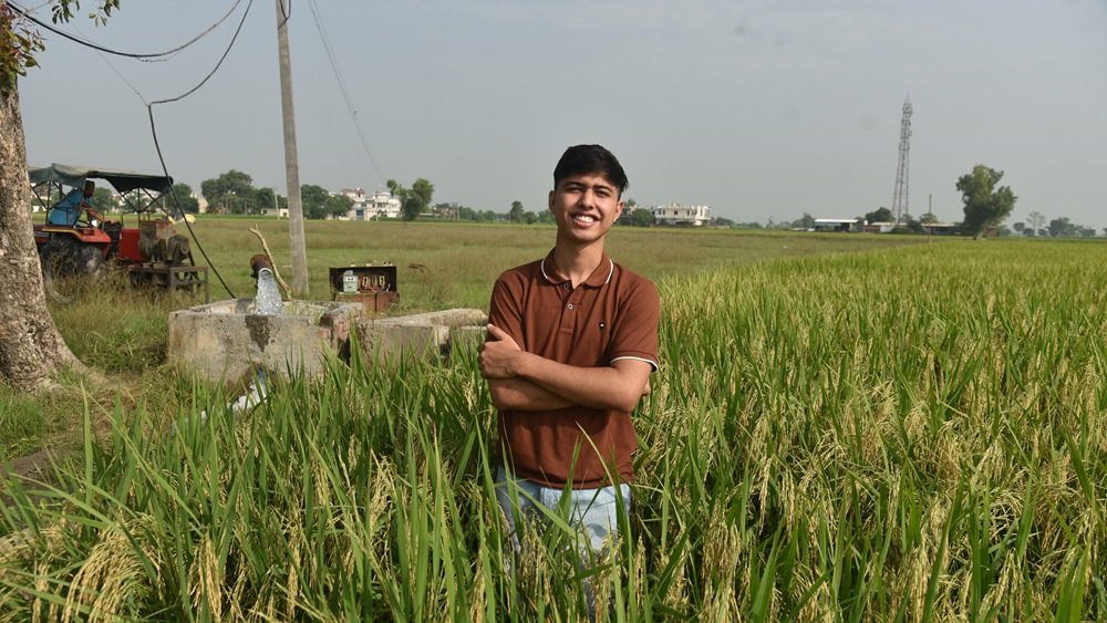 ကောက်ရိုးစွန့်ပစ်ပစ္စည်းများကို မီးမရှို့ဘဲ လျှပ်စစ်ဓာတ်အားအဖြစ် ပြောင်းလဲရန် ကြိုးပမ်းသူ အိန္ဒိယလူငယ်