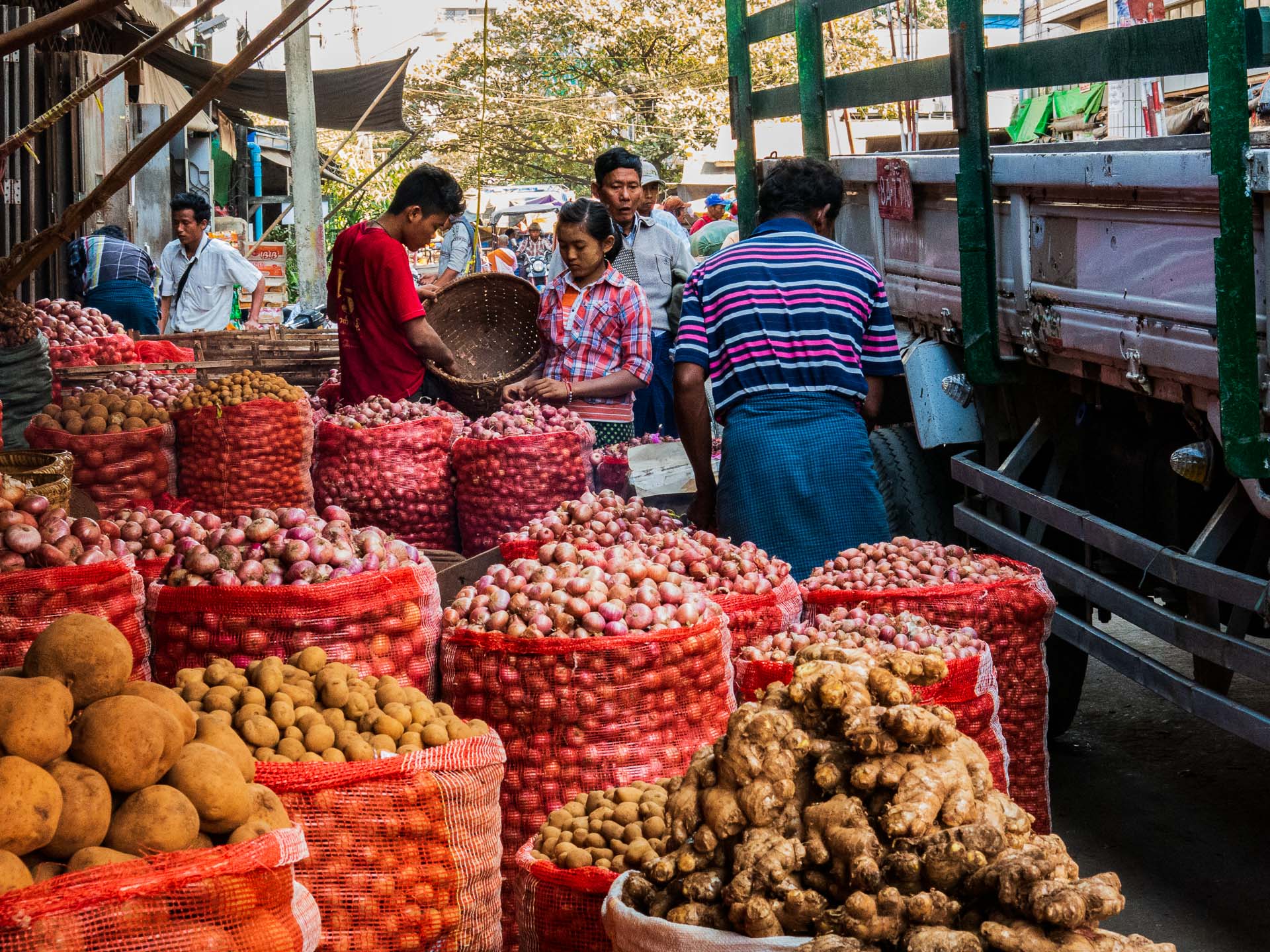 ကြက်သွန်နီဈေး သိသိသာသာ ဆက်တိုက်မြင့်တက်နေ